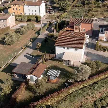 Nyaraló Casa Le Camelie Idromassaggio E Relax Lucca *